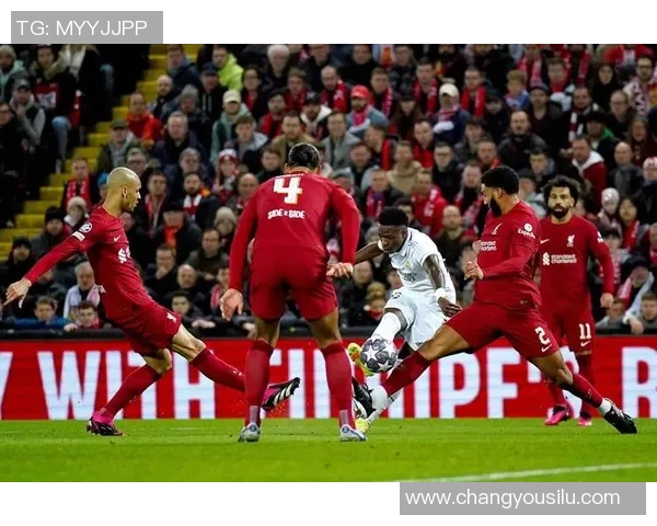 已形同陌路！范戴克：不会与阿诺德赛前沟通，归队后也没太多联络